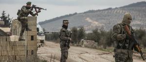 Die von der Türkei unterstützte «Freie Syrische Armee» sichert die im Zuge der Offensive «Olivenzweig» besetze Gegend um Azaz (Syrien).