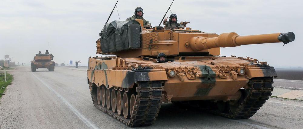 Ein türkischer Panzer Leopard 2A4 fährt am Sonntag in der Provinz Hatay, Türkei, in der Nähe der syrischen Grenze. 
