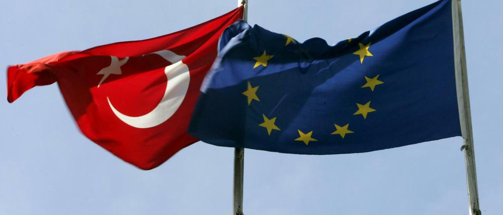 Fahnen im Wind? Das EU-Parlament berät, wie der Türkei eine Richtung vorzugeben ist. 