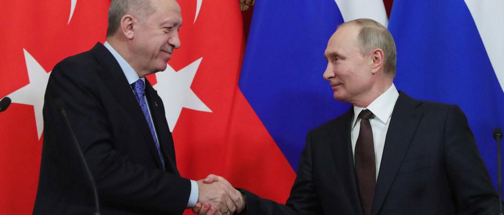 Lächeln für die Fotografen. Sechs Stunden haben Erdogan (l.) und Putin verhandelt.