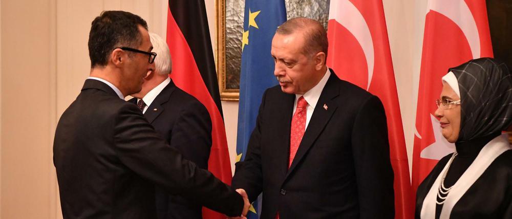 Der Grünen-Bundestagsabgeordnete Cem Özdemir (links) trifft beim Staatsbankett den türkischen Präsidenten Recep Tayyip Erdogan. 