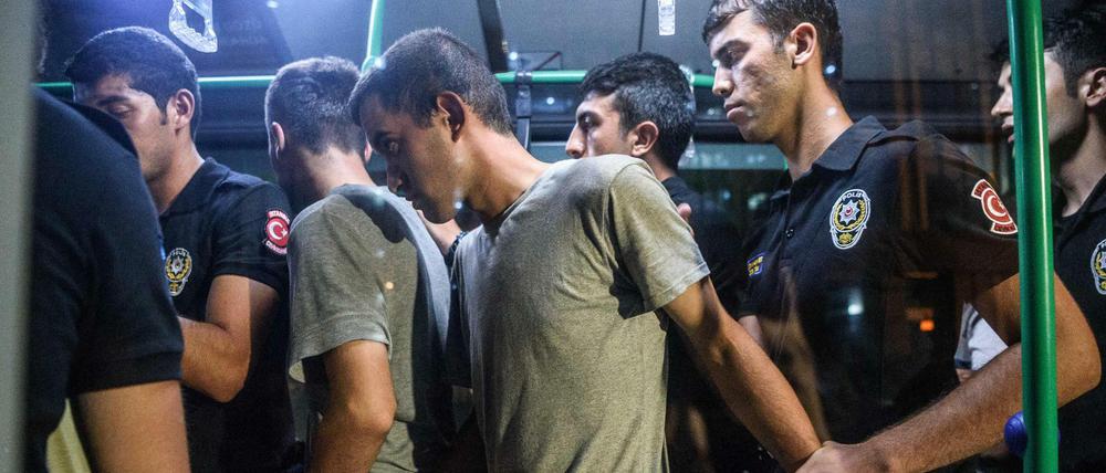 Türkische Spezialkräfte nehmen nach dem gescheiterten Putsch in Istanbul Soldaten fest.
