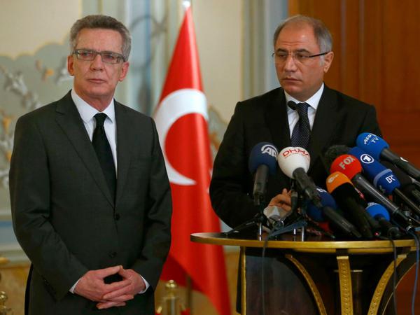 Bundesinnenminister Thomas de Maizière ist am Mittwochmorgen nach Istanbul gereist. Mit seinem türkischen Amtskollegen Efkan Ala (rechts) trat er am Mittag vor die Medienvertreter.