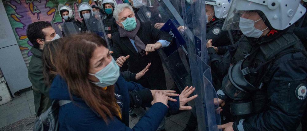 Türkische Polizisten stehen Demonstranten während einer Demonstration gegen die Ernennung eines Parteitreuen zum Uni-Direktor gegenüber. 