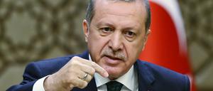 Recep Tayyip Erdogan  warnt die PKK, dass ihre Anschläge auf türkische Soldaten einen "hohen Preis" haben würden.