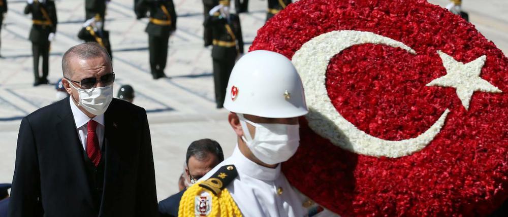 Der türkische Präsident RecepTayyip Erdogan legt einen Kranz nieder am Atatürk-Mausoleum.