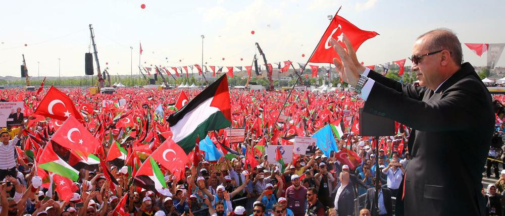 Der türkische Präsident Recep Tayyip Erdogan begrüßt bei einer Demonstration gegen die Gewalt an der Grenze zu Gaza die Menge.