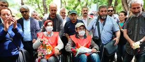 Semih Özakcaa (Mitte) and Nuriye Gülmen (3.v.l.), beide in Rollstühlen, hungerten in Ankara aus Protest gegen ihre Entlassung. Jetzt sind sie festgenommen worden. 