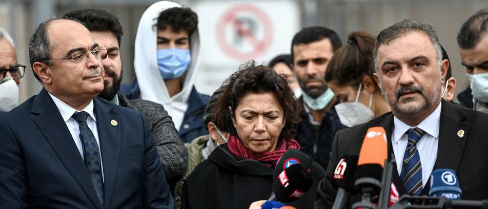 Die Ehefrau des inhaftierten Osman Kavala, die Soziologin Ayse Bugra, nach dem Urteil des Gerichts in Instanbul am Freitag. 