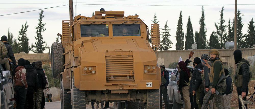 Türkische Soldaten sind in einem Militärfahrzeug in Syrien unterwegs.