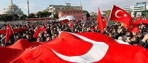 Gülen-Anhänger demonstrierten am Sonntag gegen die Festnahme von Medienvertretern