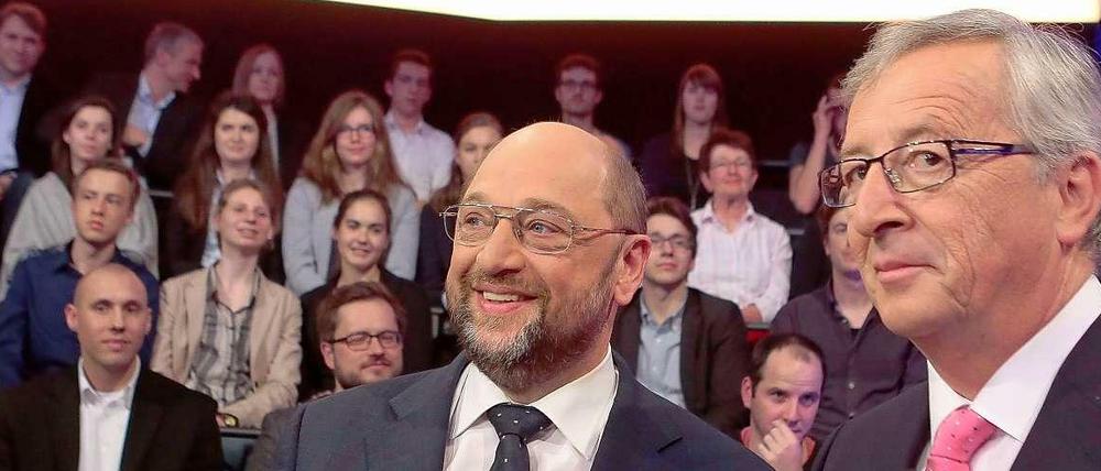 Gemeinsam gegen die Moderatoren. Martin Schulz und Jean-Claude Juncker beim TV-Duell in Berlin. 