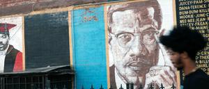 Ein Bild von Malcolm X an einer Mauer in New York 