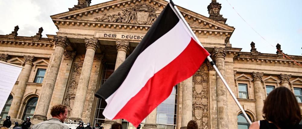 Mit der Reichsflagge zurück ins Reich? Teilnehmer einer Kundgebung gegen die Corona-Maßnahmen vor dem Reichstag am 29. August.