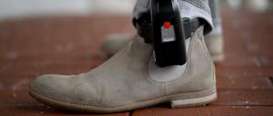 Bringen elektronische Fußfesseln mehr Sicherheit? Die Bundesregierung hofft das, Experten zweifeln.