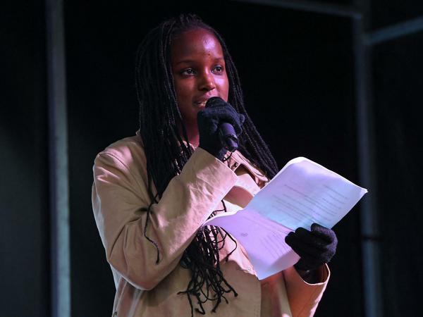Die ugandische Klimaaktivistin Vanessa Nakate hält bei Klimademo in Glasgow eine Rede.