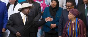 Ugandas Präsident Yoweri Museveni (mit Hut) scherzt mit Liberias Präsidentin Ellen Johnson Silreaf (R) beim AU-Gipfel in Kigali. Beim Familienfoto guckten beide dann doch nach vorne. 