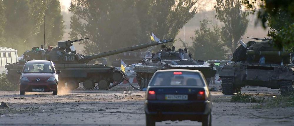 Panzer der ukrainischen Armee haben in einem Vorort von Mariupol Straßen gesperrt, nachdem es in der Nähe zu Explosionen gekommen war.
