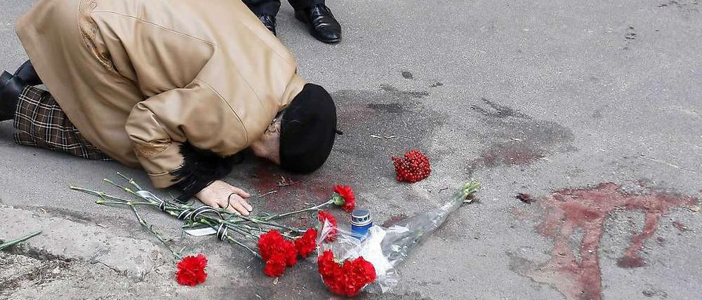Walentina Busina trauert am Tatort um ihren am Donnerstag ermordeten Sohn, den russlandfreundlichen Journalisten Oles Busina. 