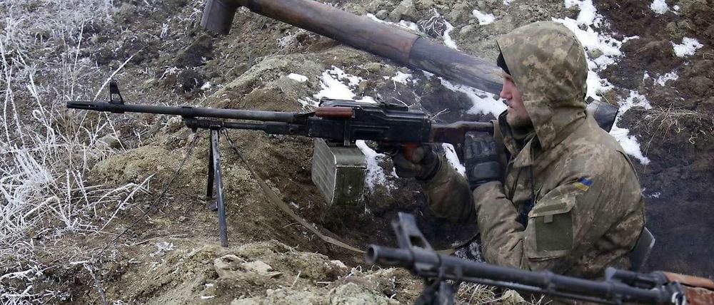 Ein Soldat der ukrainischen Armee in einer Stellung.