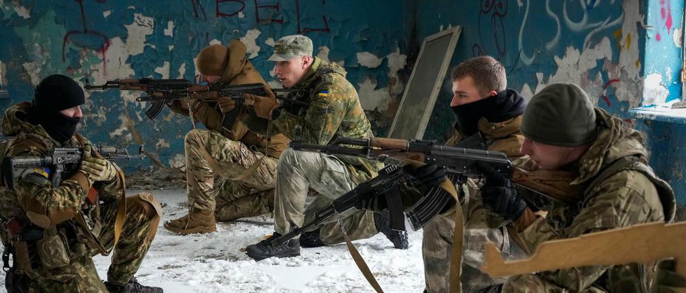 Anwohner trainieren in der Nähe der Stadt Kiew mit Gewehren und Holzattrappen.