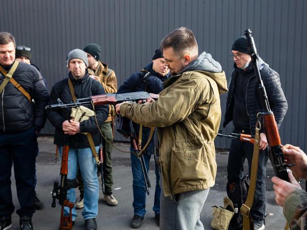 Zivilisten in Kiew rüsten ihre Waffen, um die russischen Angreifer abzuwehren.