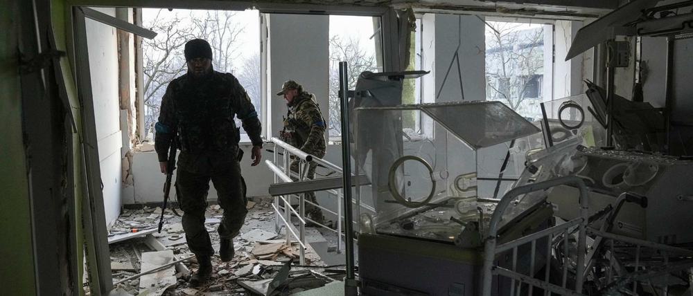 Ukrainische Soldaten gehen durch eine durch einen Angriff beschädigte Geburtsklinik in Mariupol. 