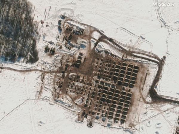 Das Satellitenbild vom 10.02.2022 zeigt Zelte und einen Truppenunterkunftsbereich in Kursk, etwa 110 Kilometer östlich der Grenze zur Ukraine.
