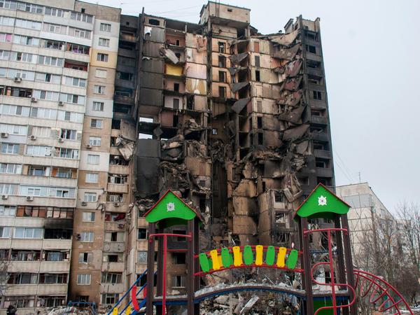 Charkiw: Russische Angriffe Blick auf einen Kinderspielplatz und Wohnhäuser. 