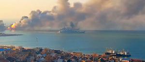 Rauch steigt nach einem Beschuss in der Nähe eines Seehafens in Berdjansk auf.