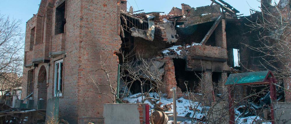 Ein Wohnhaus in Charkiw, das von Granaten getroffen wurde, wird in Trümmer gelegt.