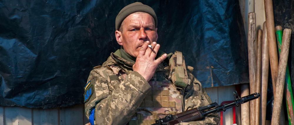 Ein ukrainischer Soldat in Charkiw ruht sich aus.