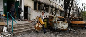 Menschen in Mariupol retten Habseligkeiten aus einem zerstörten Haus (am 5. Mai 2022)