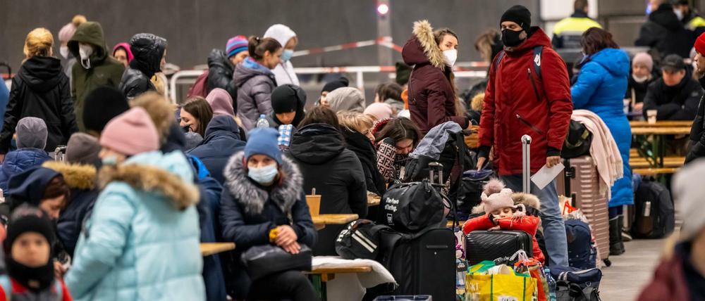 Geflüchtete Menschen aus der Ukraine auf dem Hauptbahnhof in Berlin. 
