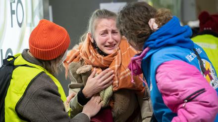 Zwei Helferinnen kümmern sich im Hauptbahnhof um eine weinende Frau, die aus der Ukraine geflohen ist. 