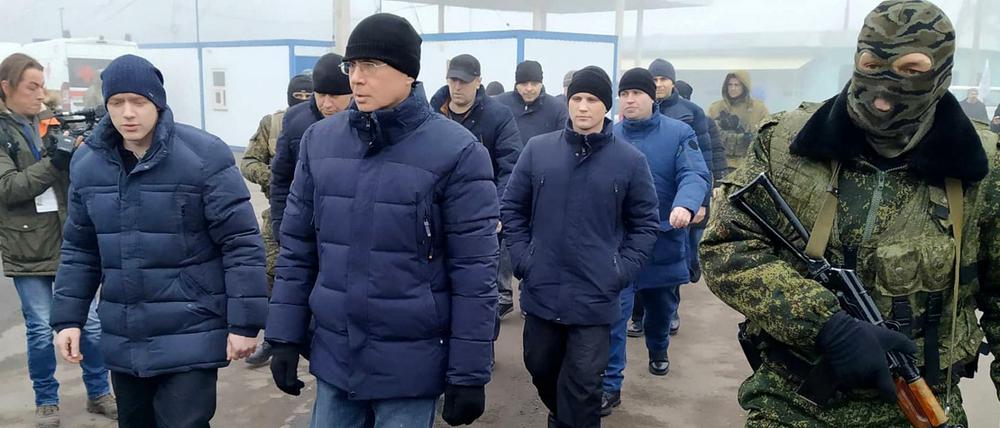 Ein von Russland unterstützter Separatistensoldat (r) begleitet eine Gruppe von Ukrainische Kriegsgefangene in der Nähe des Kontrollpunktes Horliwka, Ostukraine, bei einem Gefangenenaustausch zwischen der Regierung in Kiew und den prorussischen Separatisten.