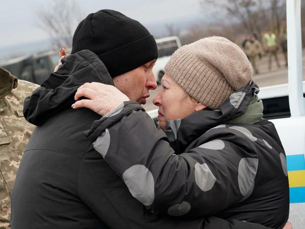 Ein ukrainischer Gefangener umarmt seine Mutter nach einem Gefangenenaustausch.