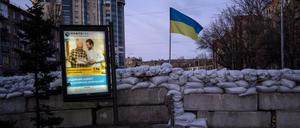 Eine ukrainische Flagge auf einer Barrikade in Kiew 