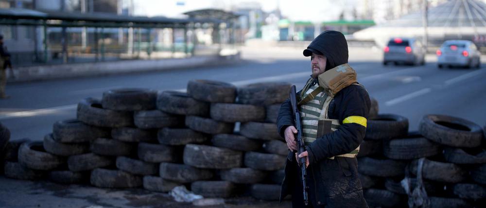 Ein Mitglied des Zivilschutzes besetzen einen Kontrollpunkt in Kiew.