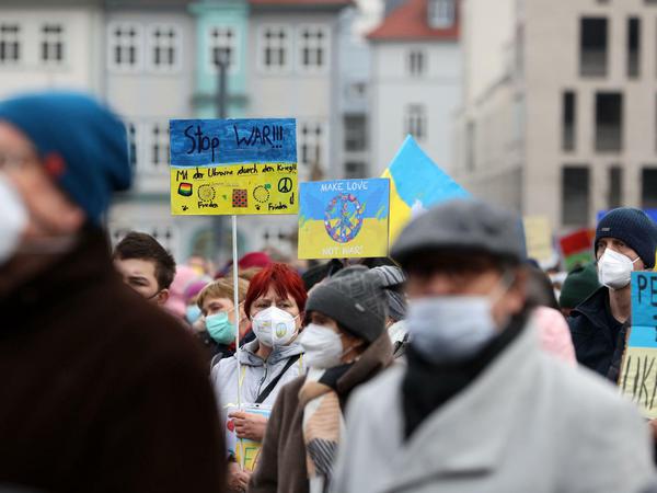 "Stop War", "Peace for Ukraine", steht auf Plakaten von Demonstranten in Erfurt.
