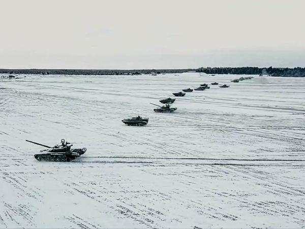 Auf diesem vom Pressedienst des russischen Verteidigungsministeriums veröffentlichten Videostandbild fahren Panzer während einer gemeinsamen militärischen Übung von Belarus und Russland auf dem Schießplatz von Brestsky.