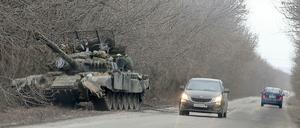 Dieses von der russischen Staatsagentur Tass verbreitete Bild zeigt einen Panzer am Rande einer Landstraße. 