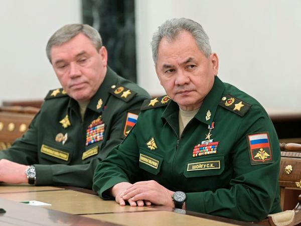 Sergej Schoigu (r), Verteidigungsminister von Russland, und Waleri Gerassimow, Generalstabschef der russischen Streitkräfte.