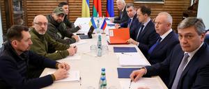 Delegationen aus Russland und der Ukraine am Verhandlungstisch.
