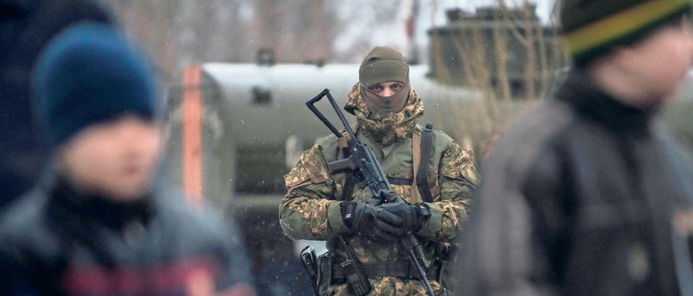 Ein ukrainischer Soldat patrouilliert in Awdijiwka, einer Stadt im Donbass. 