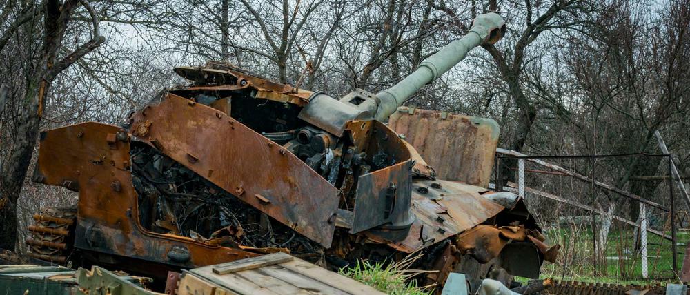 Ein zerstörter Schützenpanzer steht in Andriivka, umgeben von Granaten, nach Abzug russischer Truppen. 
