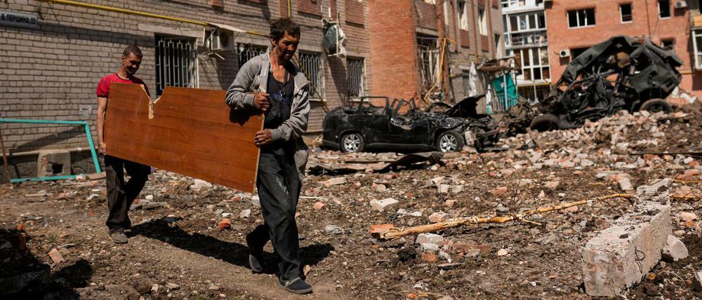 Zwei Männer in Trümmern von Wohnhäusern in Bachmut im Gebiet Donezk