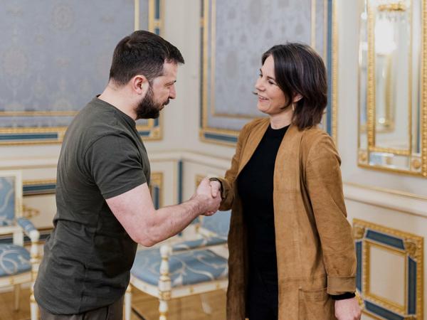 Als erstes Kabinettsmitglied seit Kriegsbeginn traf sich Außenministerin Annalena Baerbock am 10. Mai mit dem ukrainischen Präsidenten Wolodymyr Selenskyj in Kiew. 