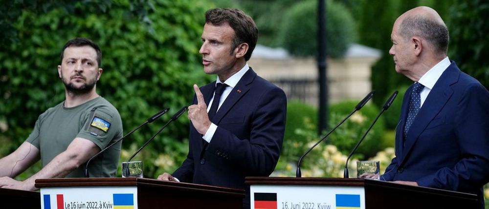 Der ukrainische Präsident Selenskyj wird gespannt auf den EU-Gipfel mit Frankreichs Präsident Macron und Bundeskanzler Scholz schauen.