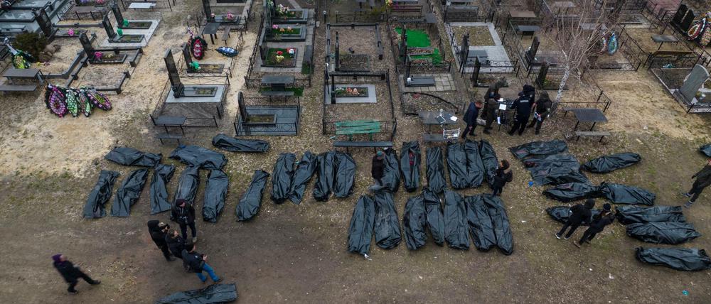Leichensäcke mit Zivilist:innen, die in Butscha getötet worden sind.